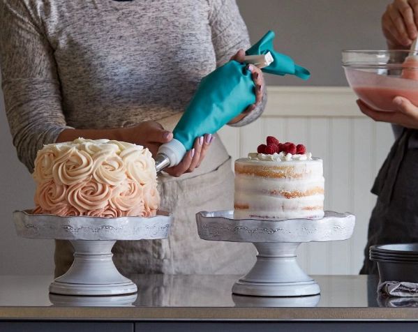 How to decorate a cake step by step