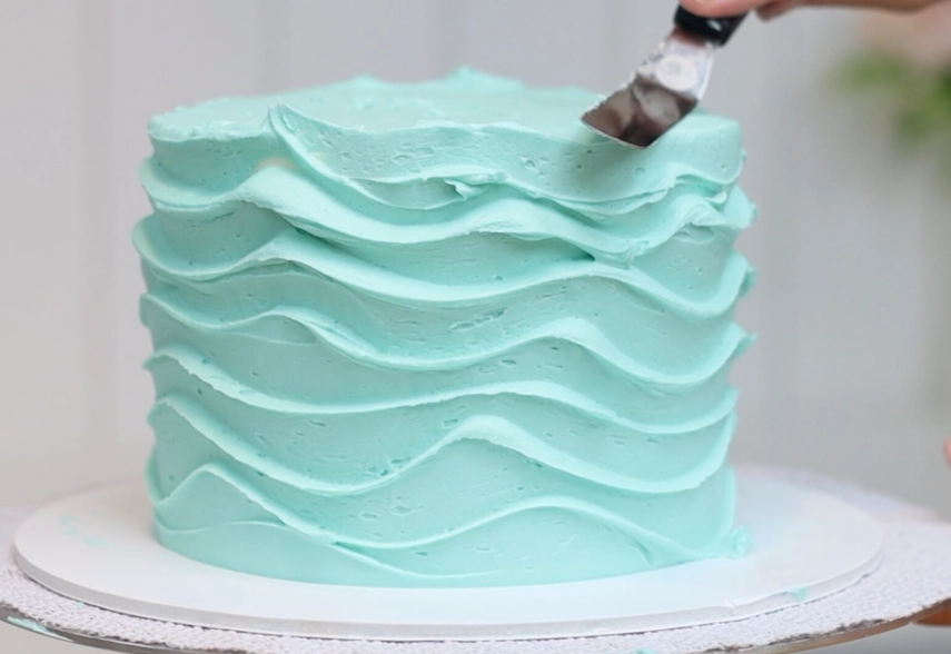 How to decorate a cake without tools