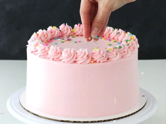 How to decorate a cake with icing sugar