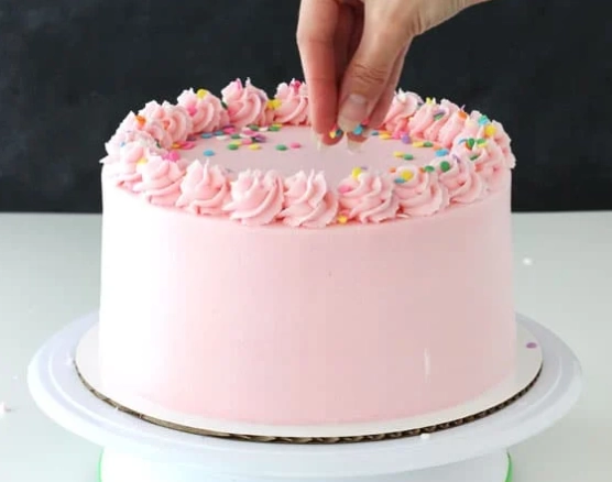 How to decorate a cake with icing sugar for beginners