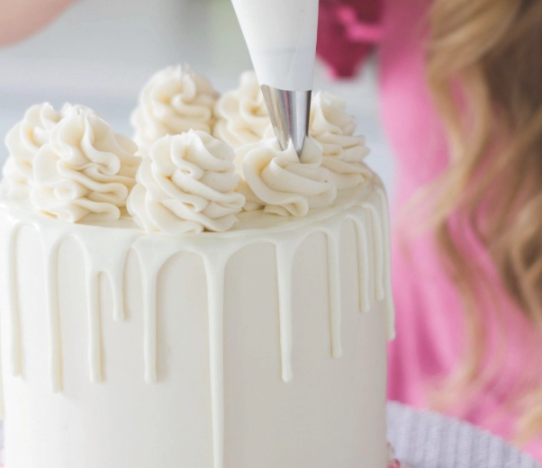 how to frost a cake without tools