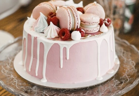 What is the latest trend in birthday cakes?