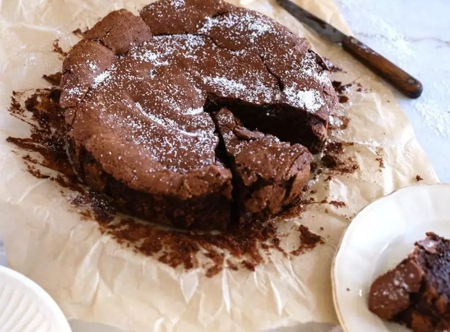 Fluffy flourless chocolate cake recipe